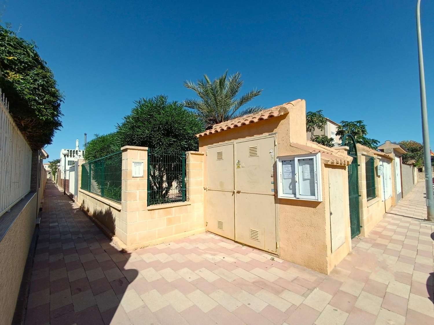 CORNER TOWNHOUSE WITH GARDEN, SOLARIUM AND POOL IN JARDÍN DEL MAR III, NEXT TO C.C. HABANERAS