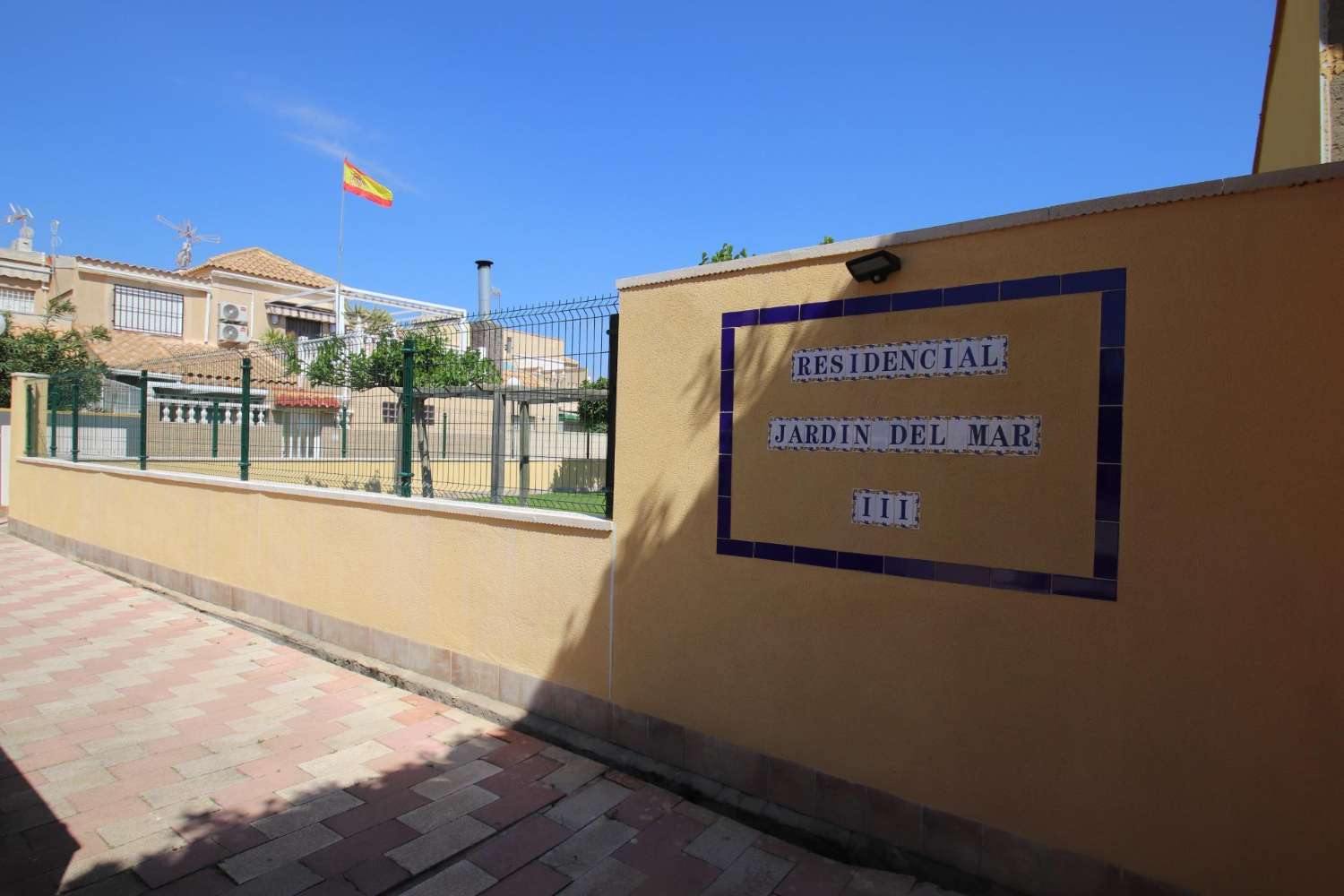 ADOSADO ESQUINA CON JARDÍN, SOLÁRIUM Y PISCINA EN JARDÍN DEL MAR III, JUNTO A C.C. HABANERAS