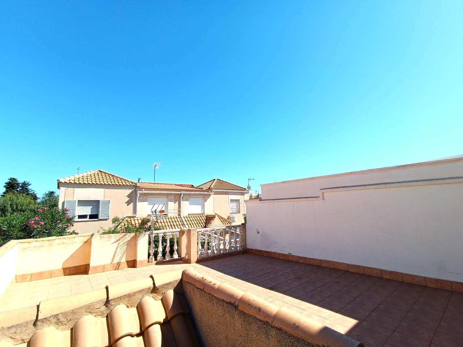 CORNER TOWNHOUSE WITH GARDEN, SOLARIUM AND POOL IN JARDÍN DEL MAR III, NEXT TO C.C. HABANERAS