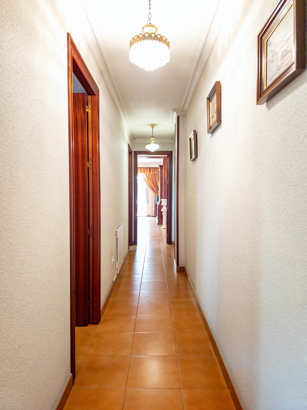 SPACIOUS APARTMENT WITH GARAGE 120M FROM THE PORT!