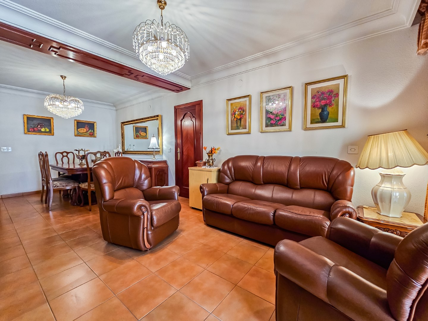 SPACIOUS APARTMENT WITH GARAGE 120M FROM THE PORT!