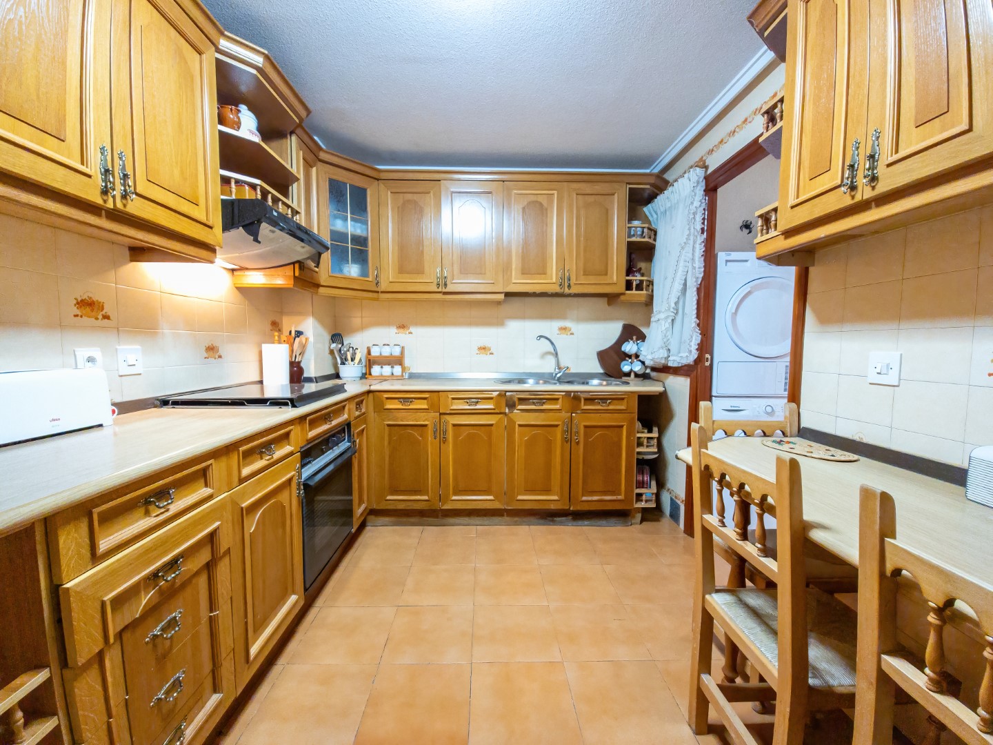 SPACIOUS APARTMENT WITH GARAGE 120M FROM THE PORT!