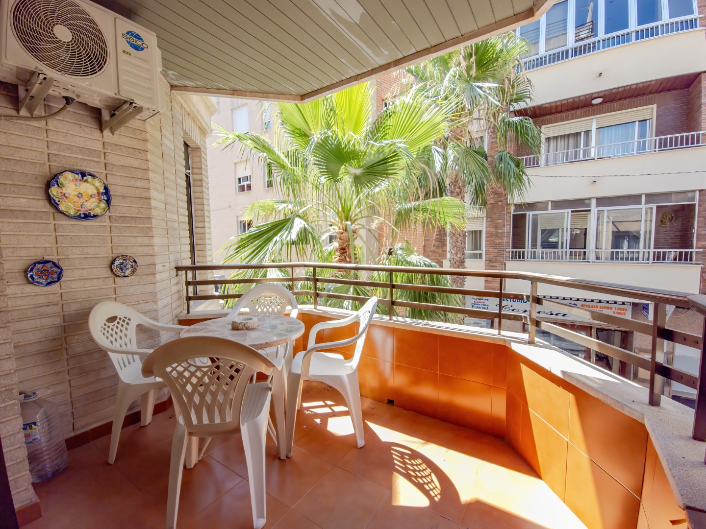 SPACIOUS APARTMENT WITH GARAGE 120M FROM THE PORT!