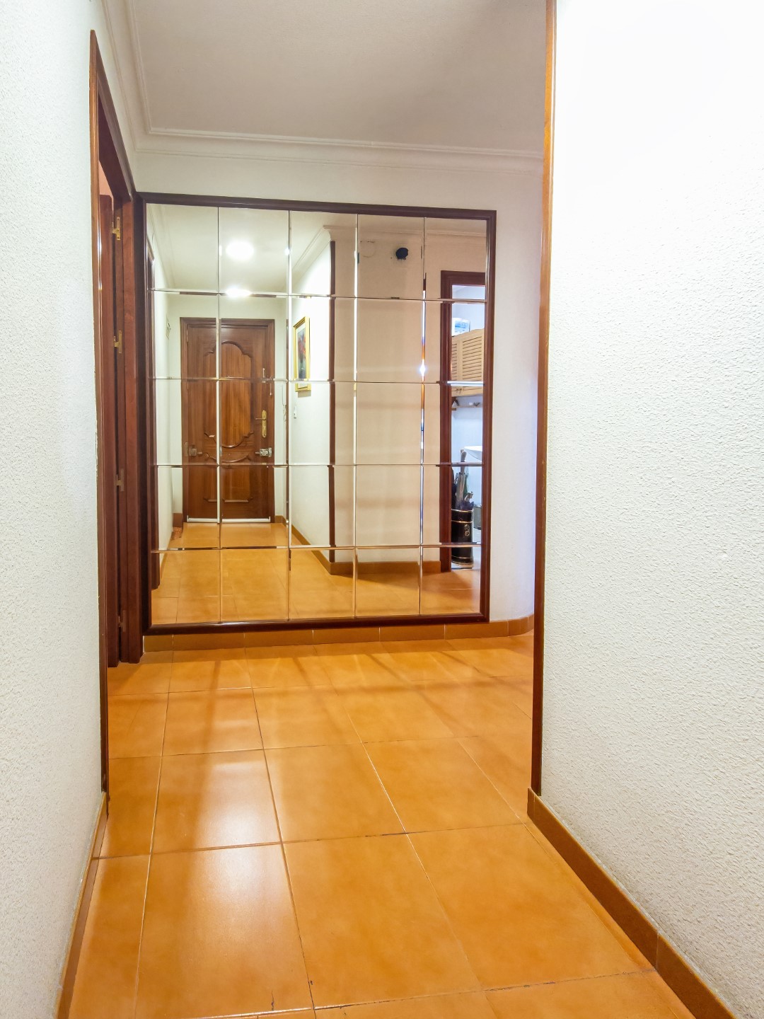 SPACIOUS APARTMENT WITH GARAGE 120M FROM THE PORT!