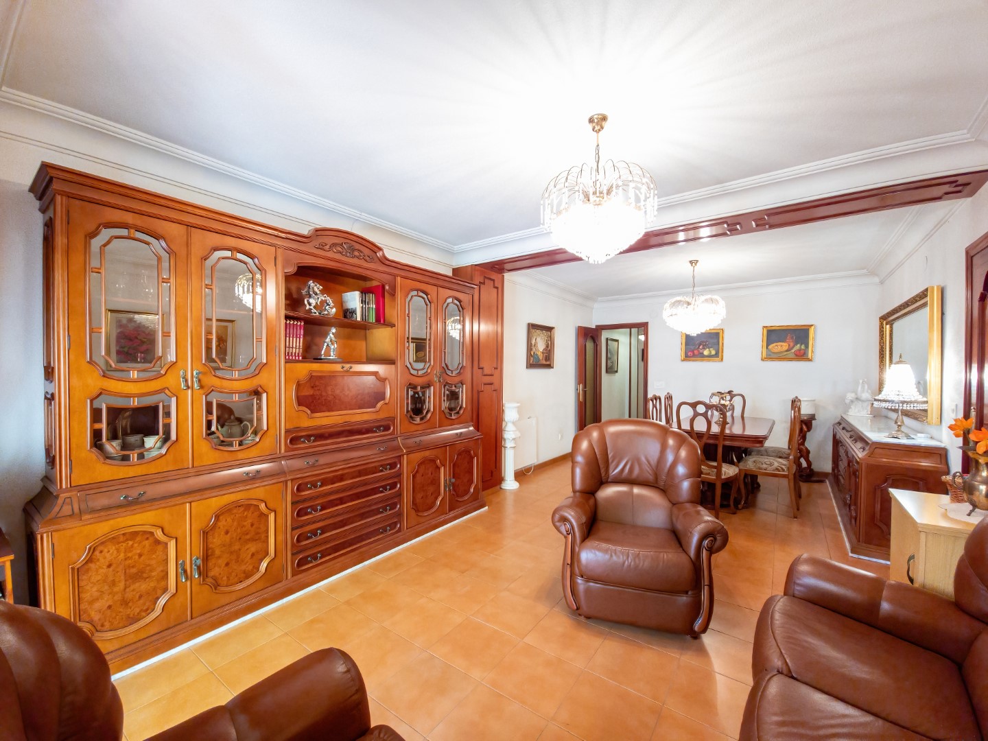 SPACIOUS APARTMENT WITH GARAGE 120M FROM THE PORT!