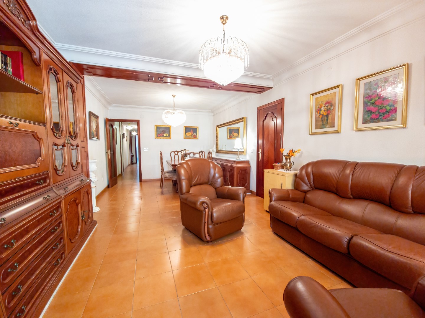 SPACIOUS APARTMENT WITH GARAGE 120M FROM THE PORT!