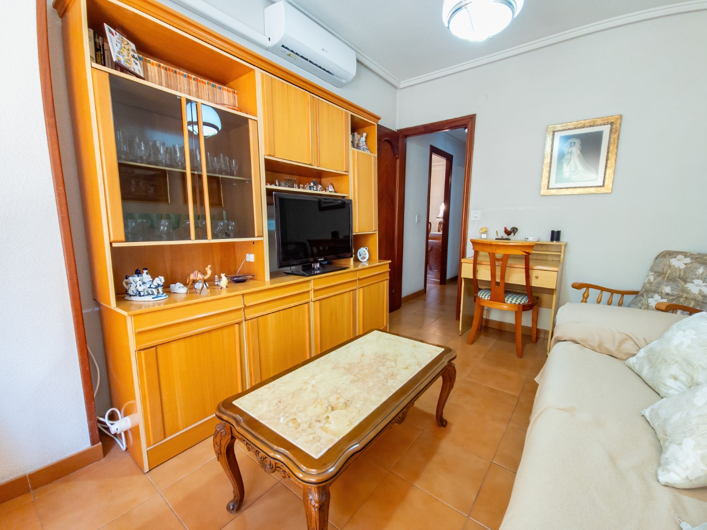 SPACIOUS APARTMENT WITH GARAGE 120M FROM THE PORT!