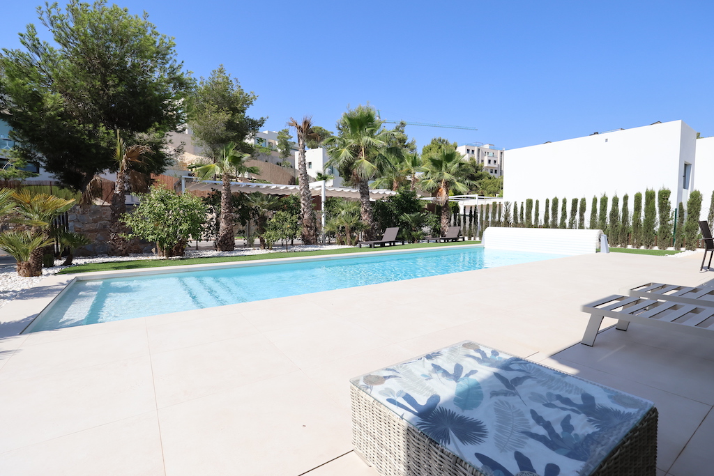 LUXUSVILLA IN LAS COLINAS GOLF MIT BEHEIZTEM POOL UND EXKLUSIVEM ZUGANG ZUM BEACH CLUB