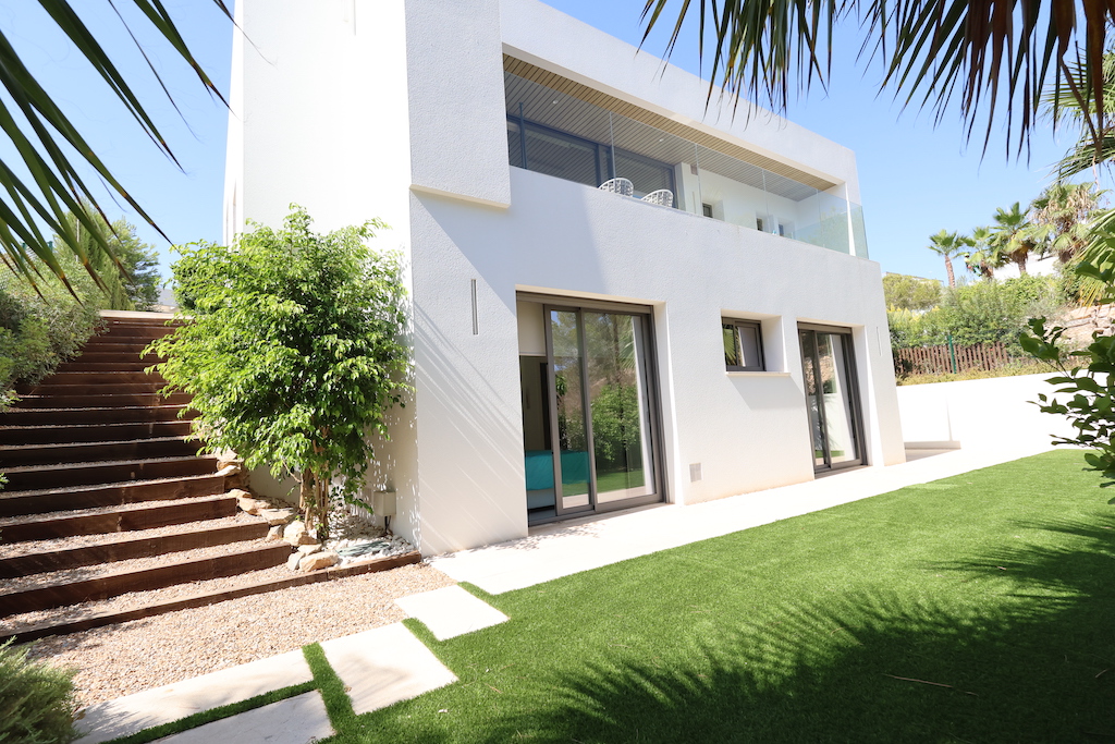 LUXURY VILLA IN LAS COLINAS GOLF WITH HEATED POOL AND EXCLUSIVE ACCESS TO THE BEACH CLUB