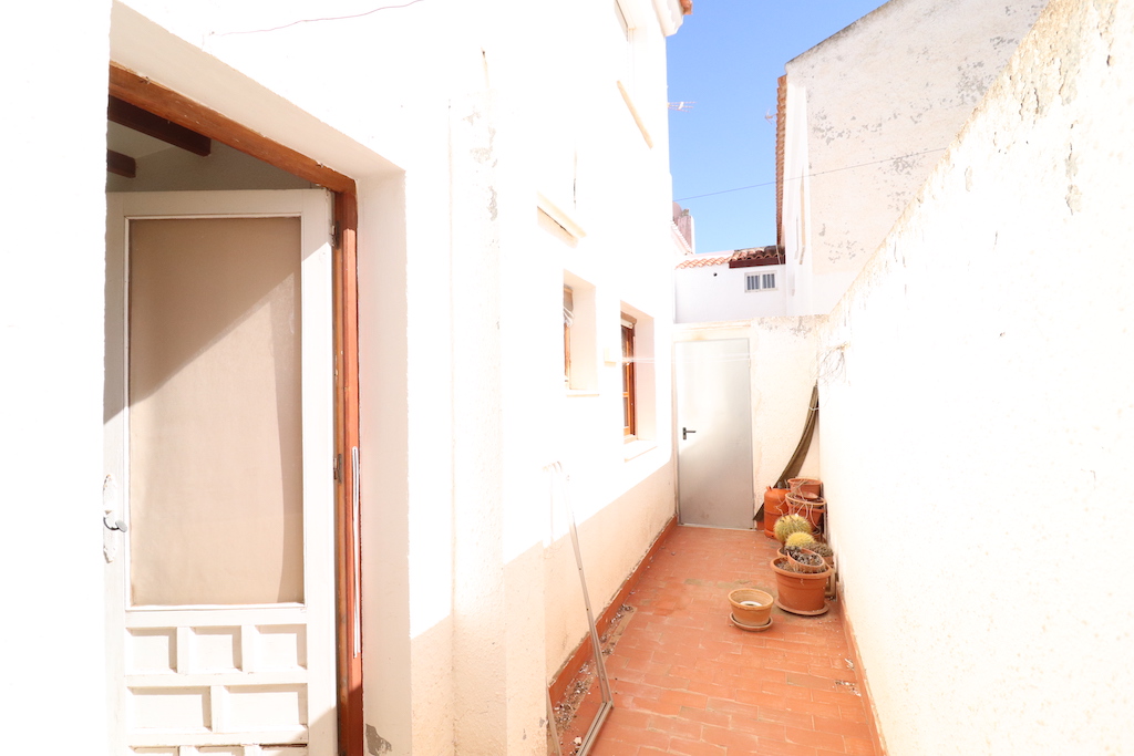 CORNER BUNGALOW IN LAS CHISMOSAS/LA FLORIDA NEAR PLAYA FLAMENCA AND ZENIA BOULEVARD WITH PRIVATE GARDEN AND BACKYARD