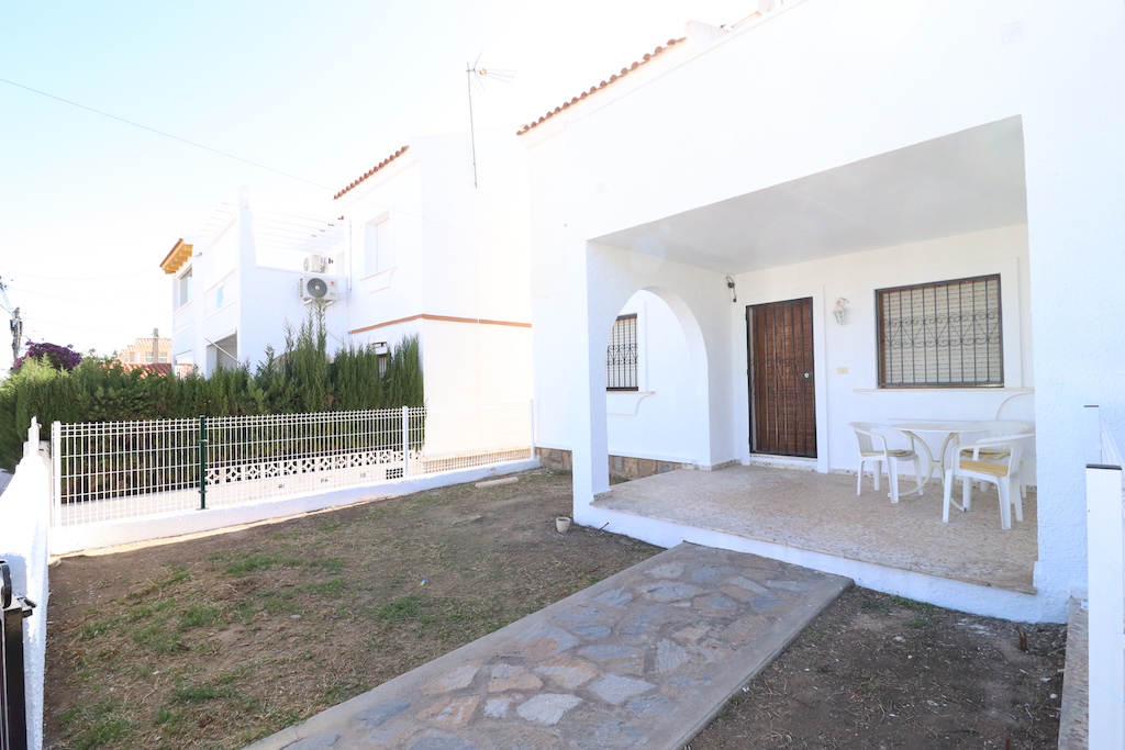 BUNGALOW D’ANGLE À LAS CHISMOSAS/LA FLORIDA PRÈS DE PLAYA FLAMENCA ET ZENIA BOULEVARD AVEC JARDIN PRIVÉ ET COUR ARRIÈRE