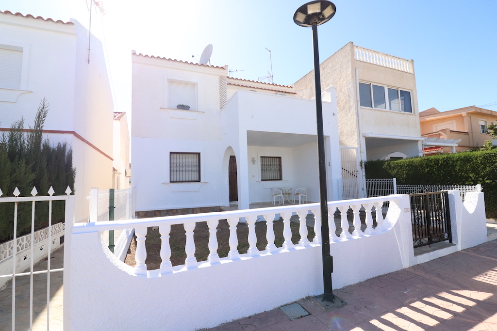 BUNGALOW D’ANGLE À LAS CHISMOSAS/LA FLORIDA PRÈS DE PLAYA FLAMENCA ET ZENIA BOULEVARD AVEC JARDIN PRIVÉ ET COUR ARRIÈRE