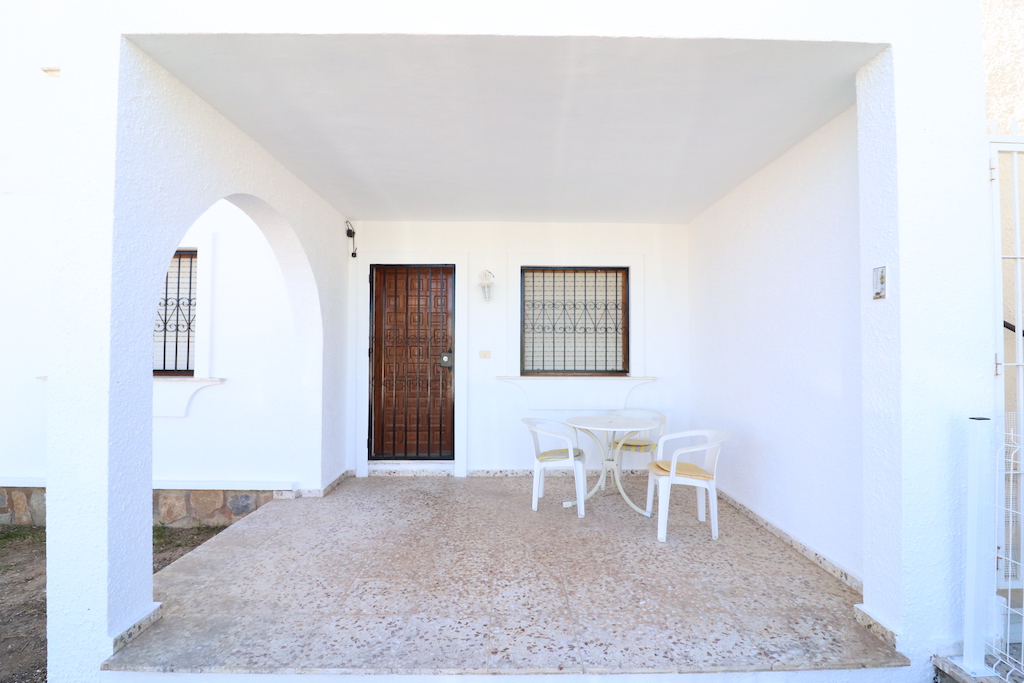 BUNGALOW EN ESQUINA EN LAS CHISMOSAS/LA FLORIDA CERCA DE PLAYA FLAMENCA Y ZENIA BOULEVARD CON JARDÍN PRIVADO Y PATIO TRASERO