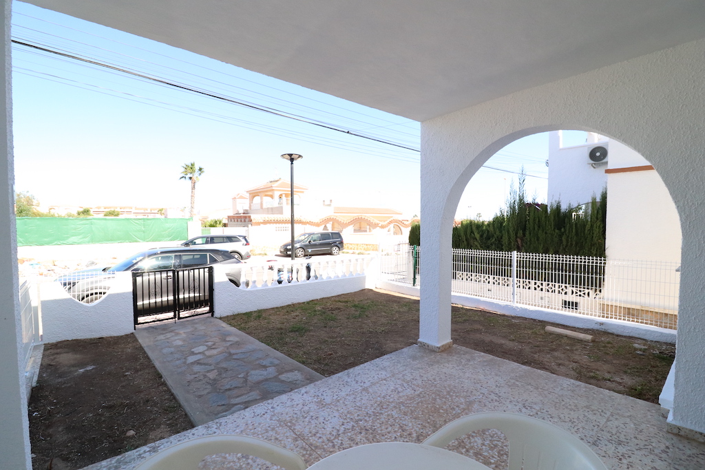 BUNGALOW D’ANGLE À LAS CHISMOSAS/LA FLORIDA PRÈS DE PLAYA FLAMENCA ET ZENIA BOULEVARD AVEC JARDIN PRIVÉ ET COUR ARRIÈRE