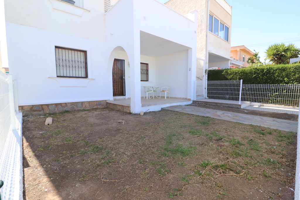 BUNGALOW EN ESQUINA EN LAS CHISMOSAS/LA FLORIDA CERCA DE PLAYA FLAMENCA Y ZENIA BOULEVARD CON JARDÍN PRIVADO Y PATIO TRASERO