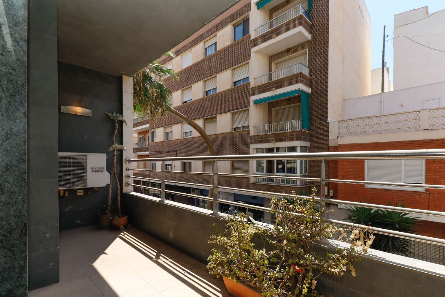 SPACIEUX APPARTEMENT DE 3 CHAMBRES DANS LE CENTRE DE TORREVIEJA AVEC GARAGE ET 2 PIÈCES DE STOCKAGE