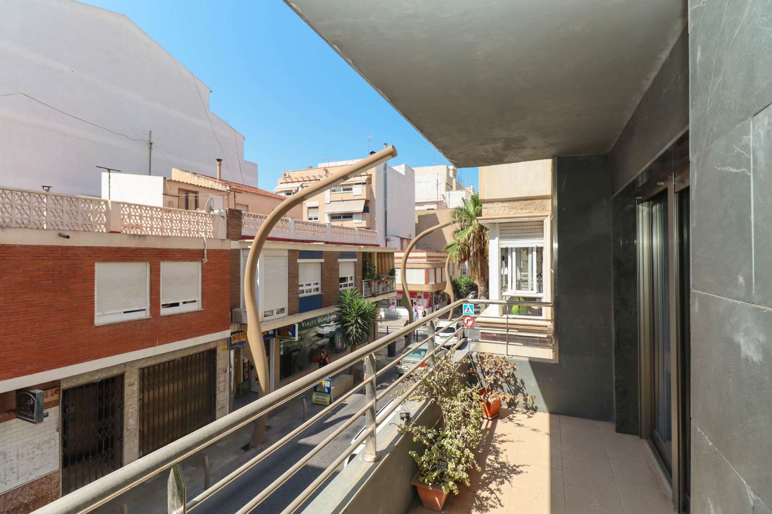 GERÄUMIGE 3-ZIMMER-WOHNUNG IM ZENTRUM VON TORREVIEJA MIT GARAGE UND 2 ABSTELLRÄUMEN