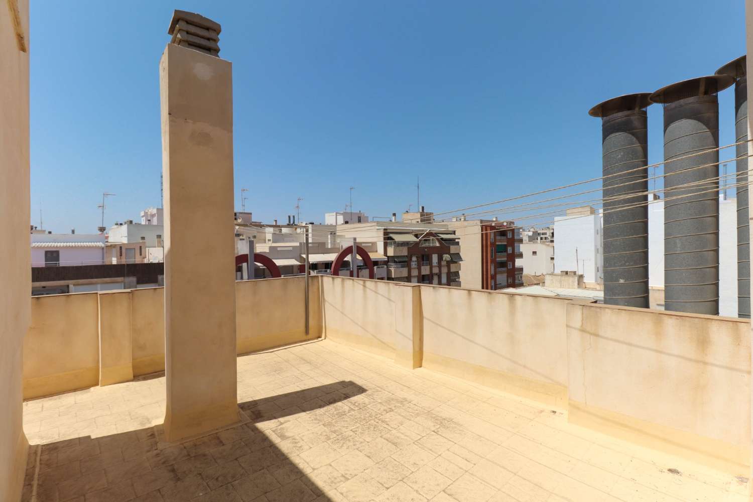 SPACIOUS 3 BEDROOM APARTMENT IN THE CENTRE OF TORREVIEJA WITH GARAGE AND 2 STORAGE ROOMS