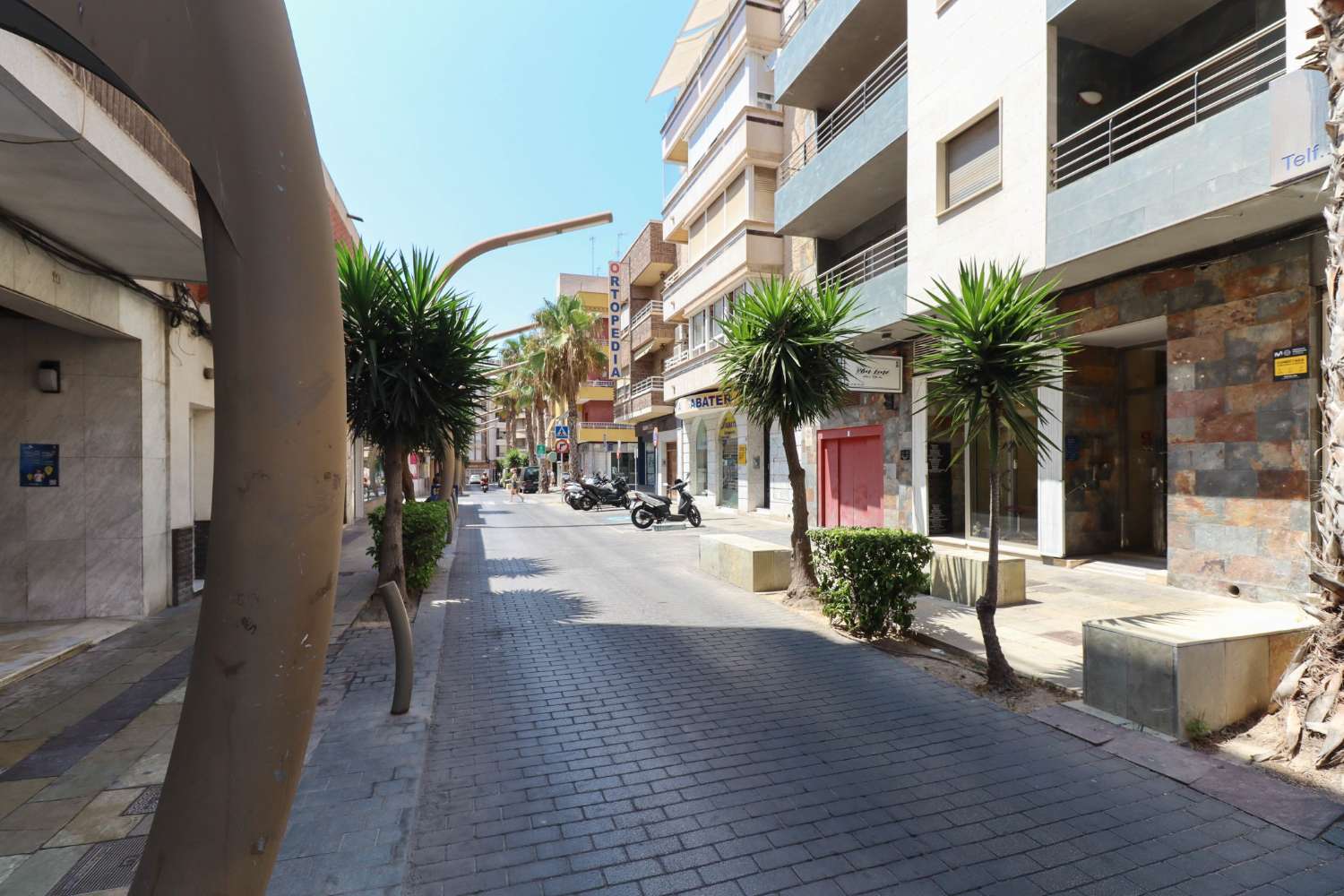 SPACIEUX APPARTEMENT DE 3 CHAMBRES DANS LE CENTRE DE TORREVIEJA AVEC GARAGE ET 2 PIÈCES DE STOCKAGE