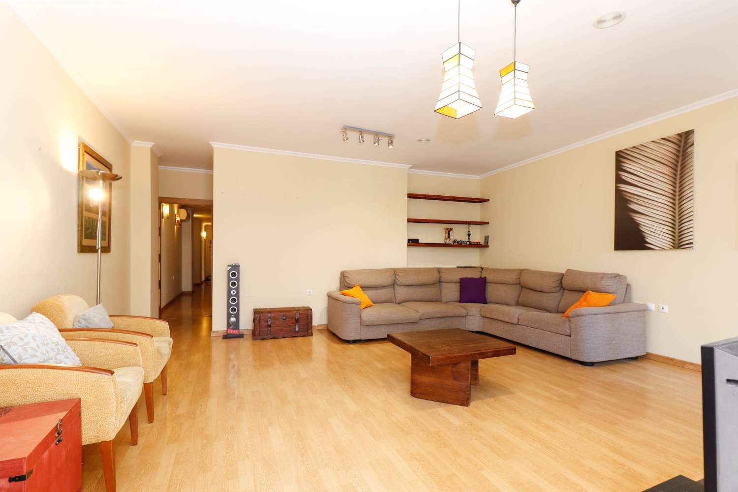 SPACIOUS 3 BEDROOM APARTMENT IN THE CENTRE OF TORREVIEJA WITH GARAGE AND 2 STORAGE ROOMS