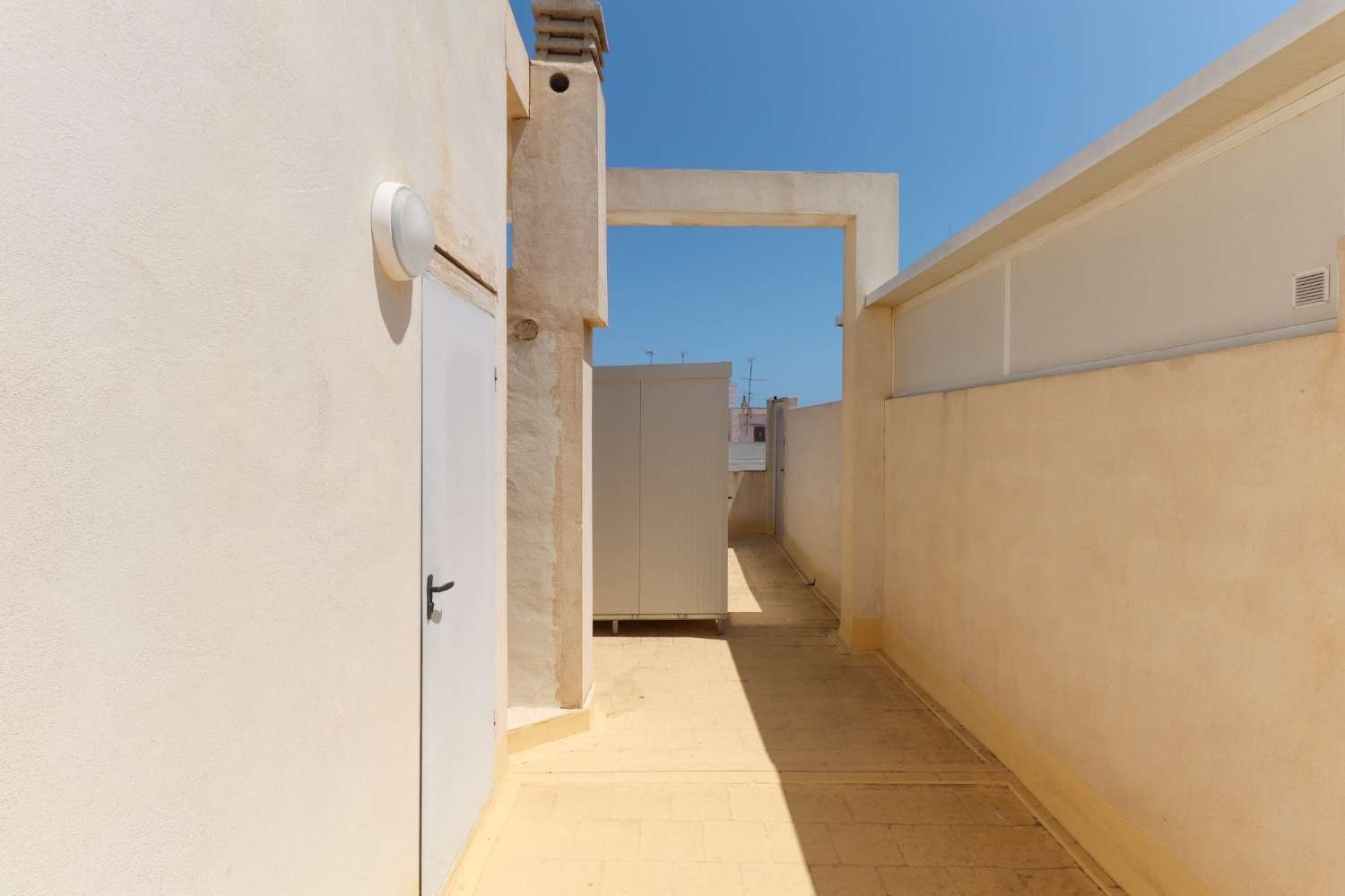 SPACIOUS 3 BEDROOM APARTMENT IN THE CENTRE OF TORREVIEJA WITH GARAGE AND 2 STORAGE ROOMS