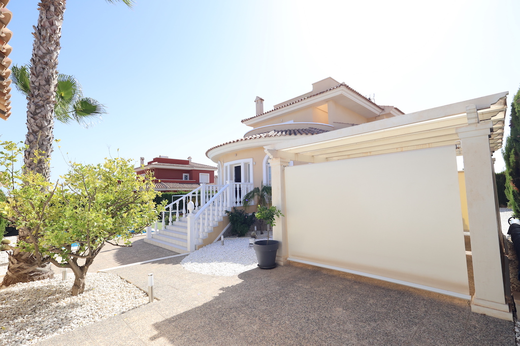 ESCLUSIVA VILLA INDIPENDENTE A CIUDAD QUESADA CON VISTA SUL MARE E SERVIZI DI LUSSO