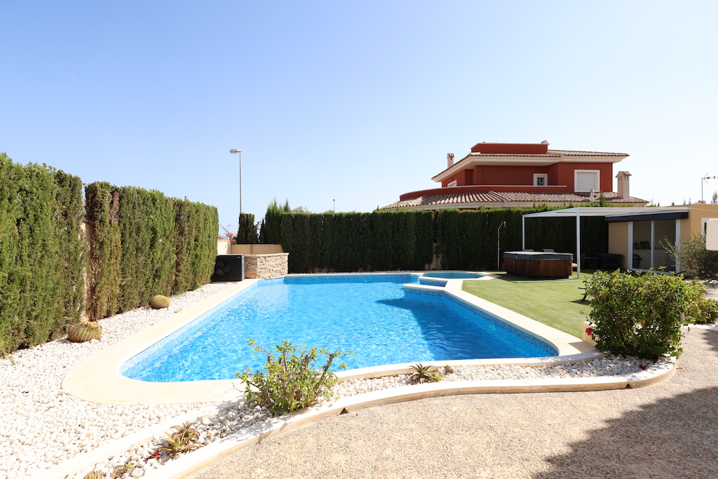 EXCLUSIVE DETACHED VILLA IN CIUDAD QUESADA WITH SEA VIEWS AND LUXURIOUS FACILITIES