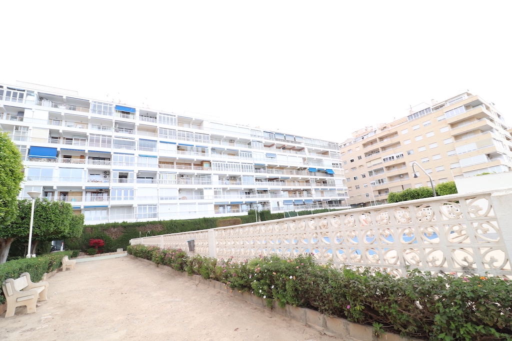 APARTAMENTO EN ESQUINA EN TORREVIEJA CON VISTAS AL MAR Y AMPLIAS INSTALACIONES