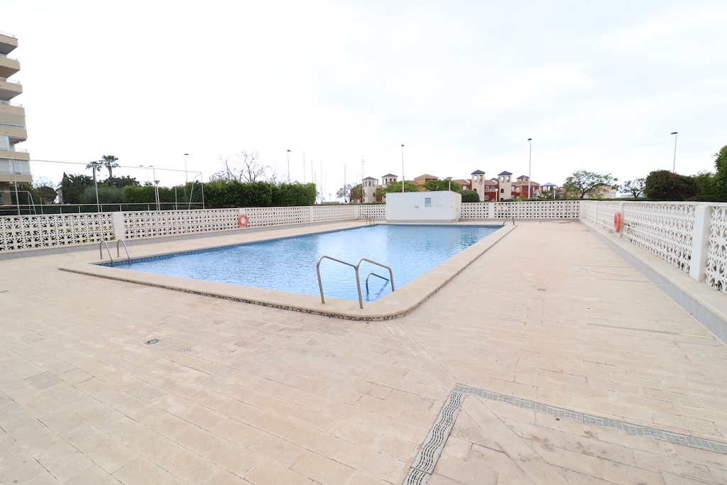 ECKWOHNUNG IN TORREVIEJA MIT MEERBLICK UND UMFANGREICHER AUSSTATTUNG