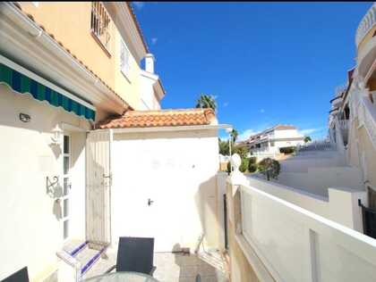 ENCANTADORA CASA ADOSADA DE ESTILO LOLA EN MONTE AZUL, BENIJÓFAR, CON JARDÍN PRIVADO Y ACCESO A PISCINA COMUNITARIA