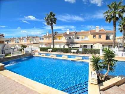 ENCANTADORA CASA ADOSADA DE ESTILO LOLA EN MONTE AZUL, BENIJÓFAR, CON JARDÍN PRIVADO Y ACCESO A PISCINA COMUNITARIA