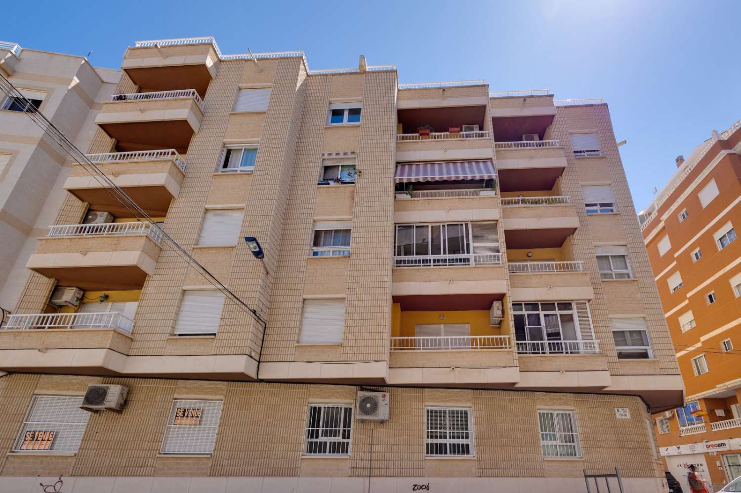 BEAUTIFUL RENOVATED APARTMENT NEAR THE CENTER OF TORREVIEJA WITH BALCONY AND AIR CONDITIONING