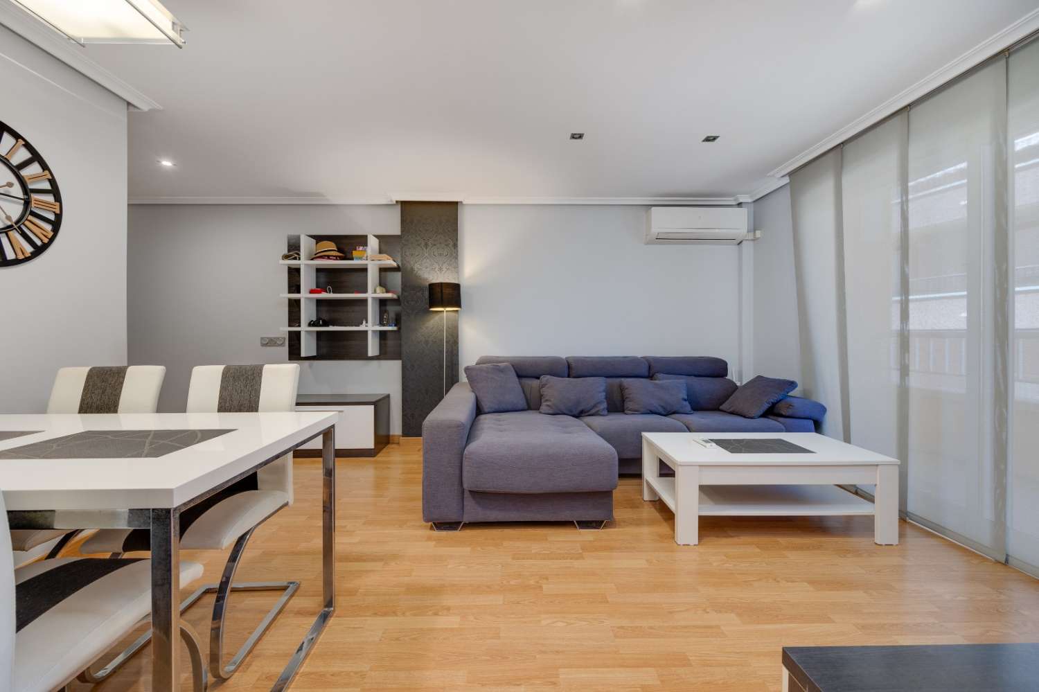 PRECIOSO APARTAMENTO RENOVADO CERCA DEL CENTRO DE TORREVIEJA CON BALCÓN Y AIRE ACONDICIONADO