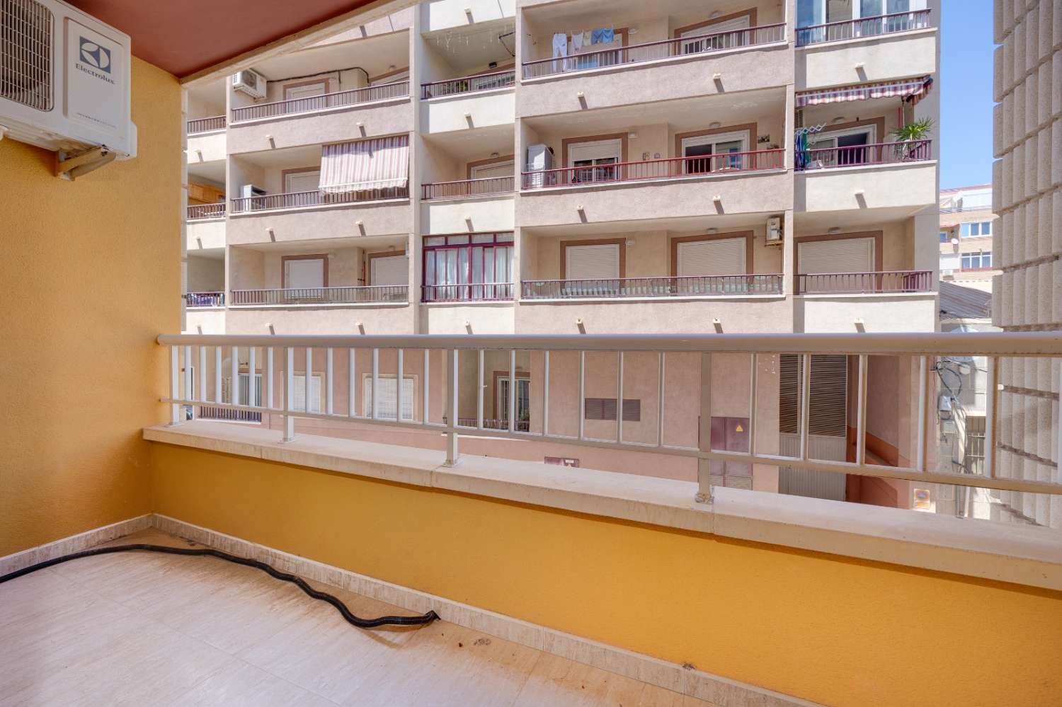 PRECIOSO APARTAMENTO RENOVADO CERCA DEL CENTRO DE TORREVIEJA CON BALCÓN Y AIRE ACONDICIONADO