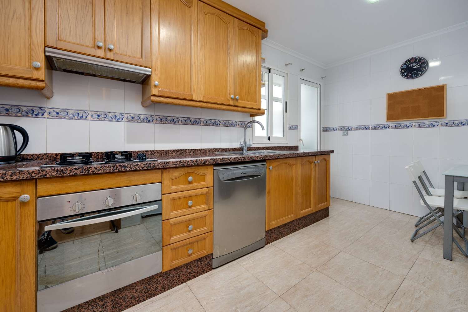 PRECIOSO APARTAMENTO RENOVADO CERCA DEL CENTRO DE TORREVIEJA CON BALCÓN Y AIRE ACONDICIONADO