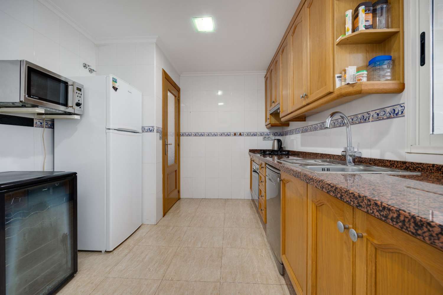 PRECIOSO APARTAMENTO RENOVADO CERCA DEL CENTRO DE TORREVIEJA CON BALCÓN Y AIRE ACONDICIONADO