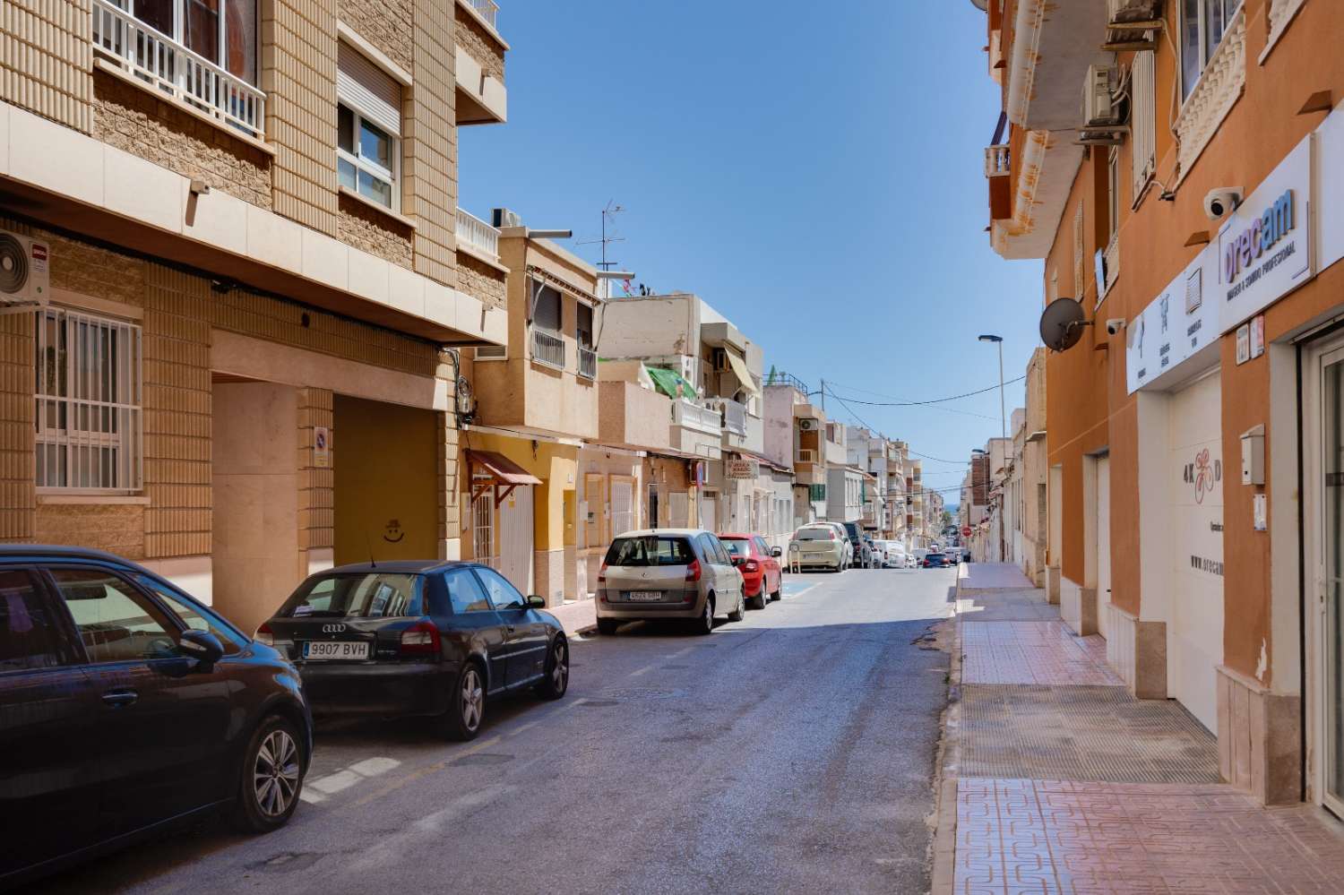 SCHÖNE RENOVIERTE WOHNUNG IN DER NÄHE DES ZENTRUMS VON TORREVIEJA MIT BALKON UND KLIMAANLAGE