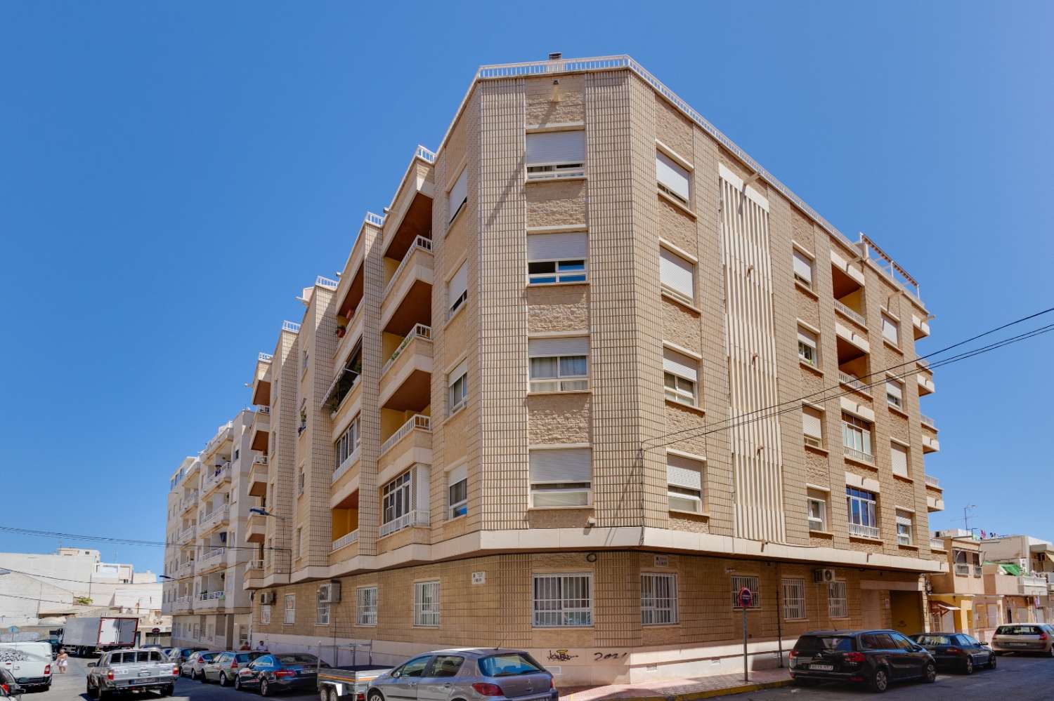 BEAUTIFUL RENOVATED APARTMENT NEAR THE CENTER OF TORREVIEJA WITH BALCONY AND AIR CONDITIONING