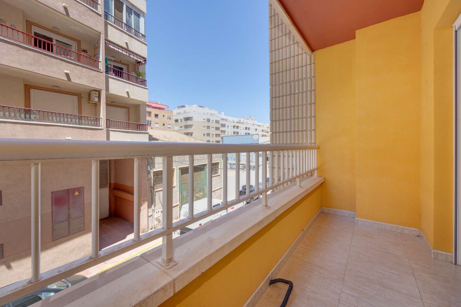 BEAUTIFUL RENOVATED APARTMENT NEAR THE CENTER OF TORREVIEJA WITH BALCONY AND AIR CONDITIONING