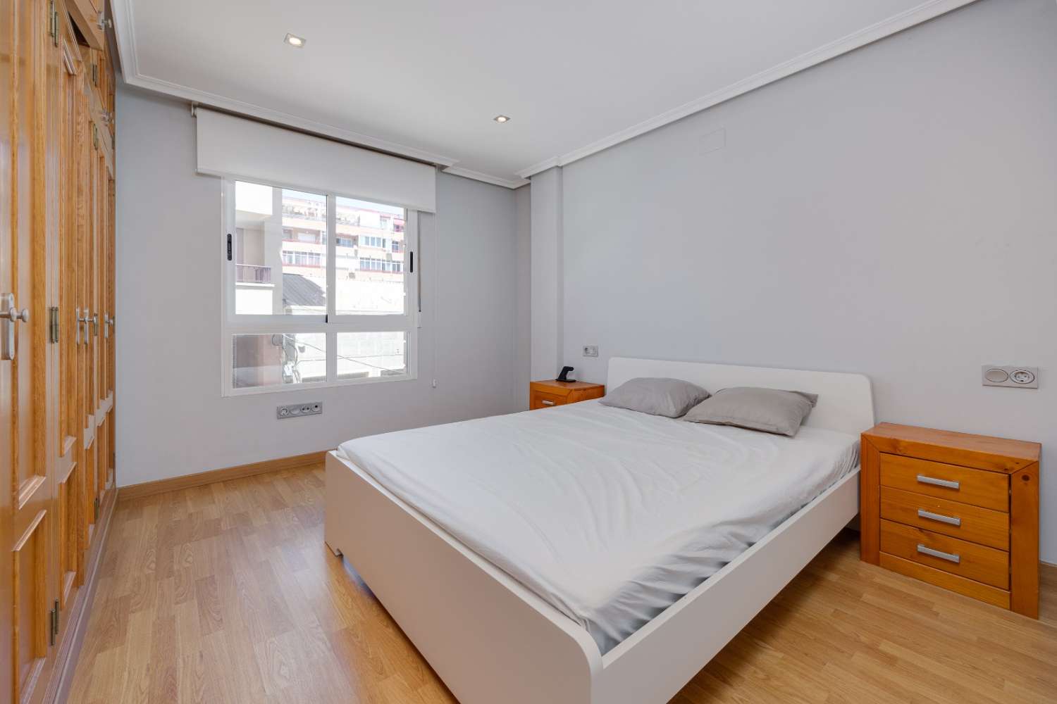 PRECIOSO APARTAMENTO RENOVADO CERCA DEL CENTRO DE TORREVIEJA CON BALCÓN Y AIRE ACONDICIONADO