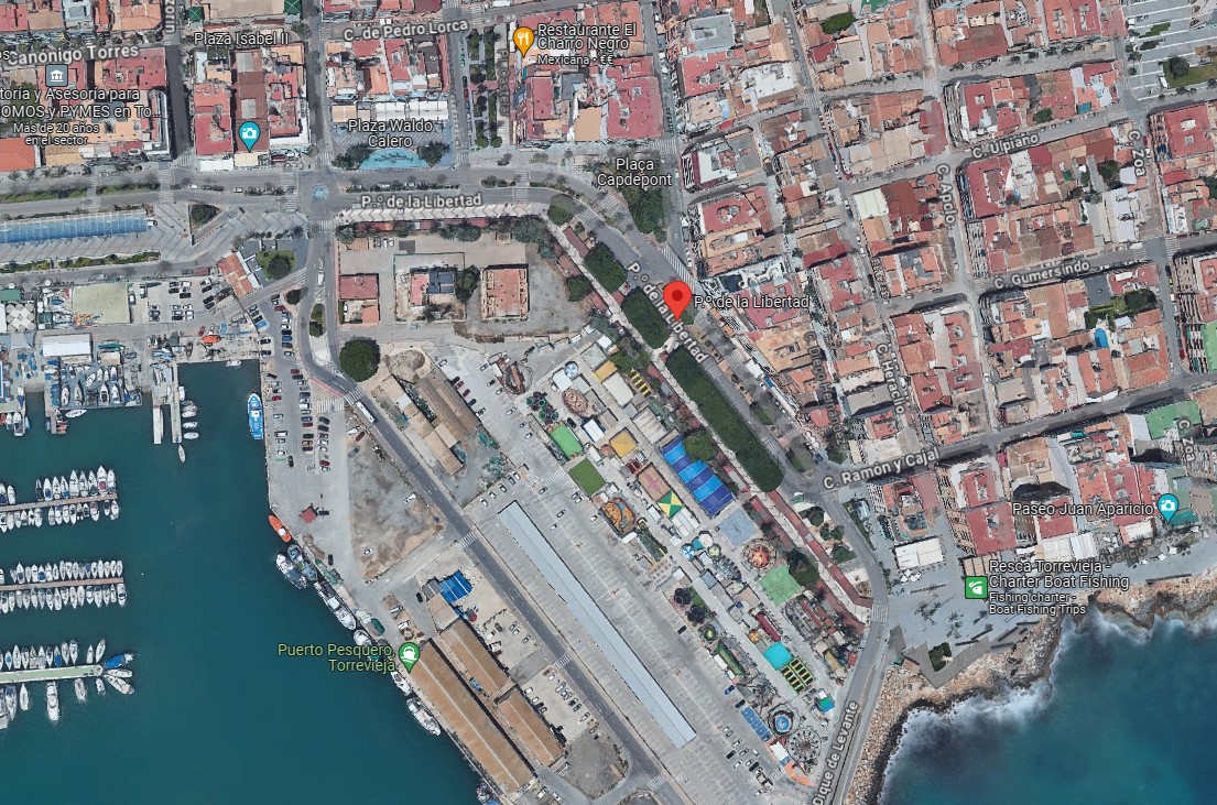 APPARTAMENTO RISTRUTTURATO CON VISTA LIBERA DI FRONTE AL PORTO DI TORREVIEJA: PRONTO PER VIVERE O INVESTIRE