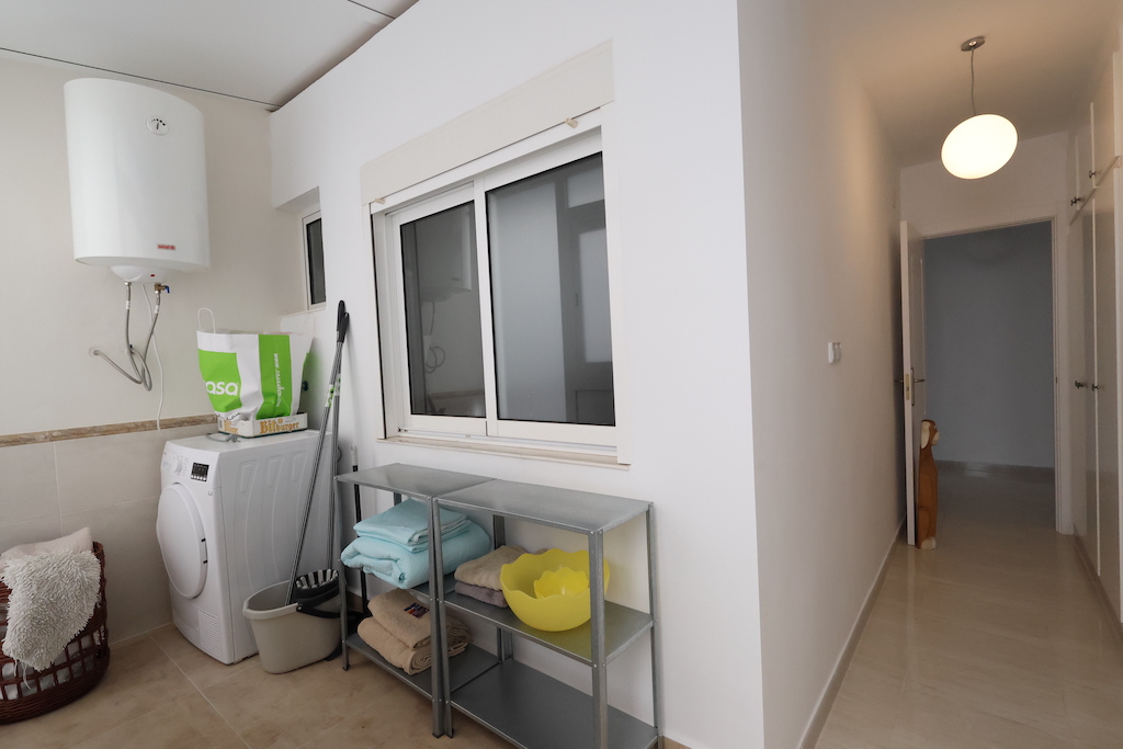 APARTAMENTO REFORMADO CON VISTAS DESPEJADAS FRENTE AL PUERTO DE TORREVIEJA: LISTO PARA VIVIR O INVERTIR