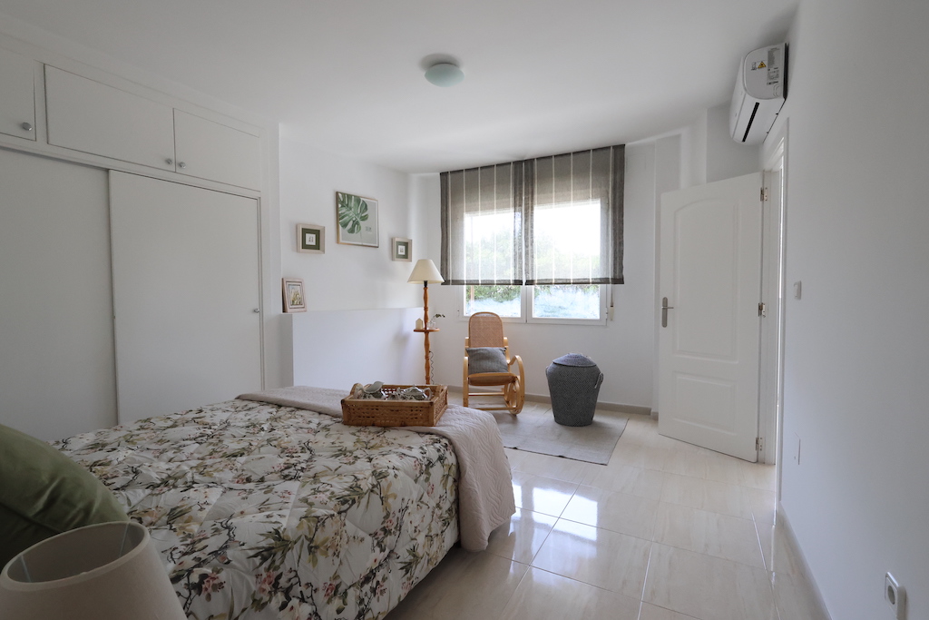 GERENOVEERD APPARTEMENT MET VRIJ UITZICHT TEGENOVER DE HAVEN VAN TORREVIEJA: KLAAR OM IN TE WONEN OF IN TE INVESTEREN