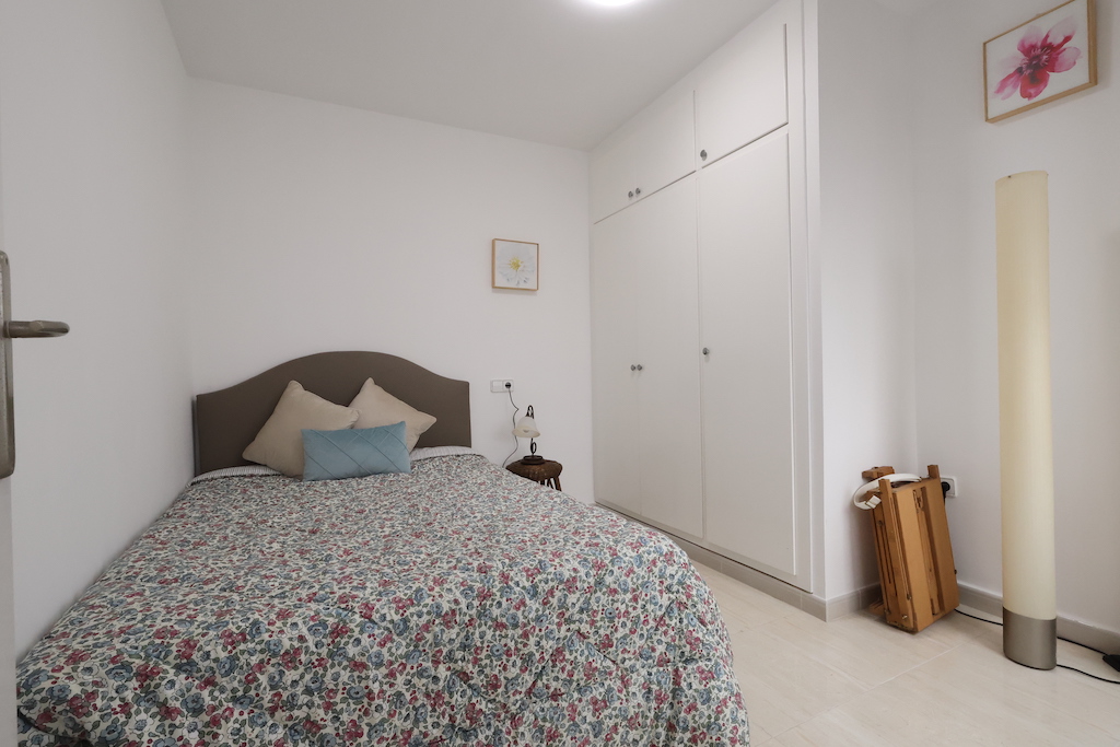 APARTAMENTO REFORMADO CON VISTAS DESPEJADAS FRENTE AL PUERTO DE TORREVIEJA: LISTO PARA VIVIR O INVERTIR