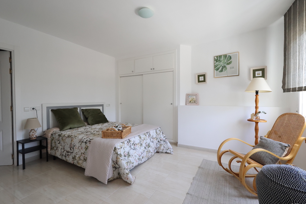 APARTAMENTO REFORMADO CON VISTAS DESPEJADAS FRENTE AL PUERTO DE TORREVIEJA: LISTO PARA VIVIR O INVERTIR