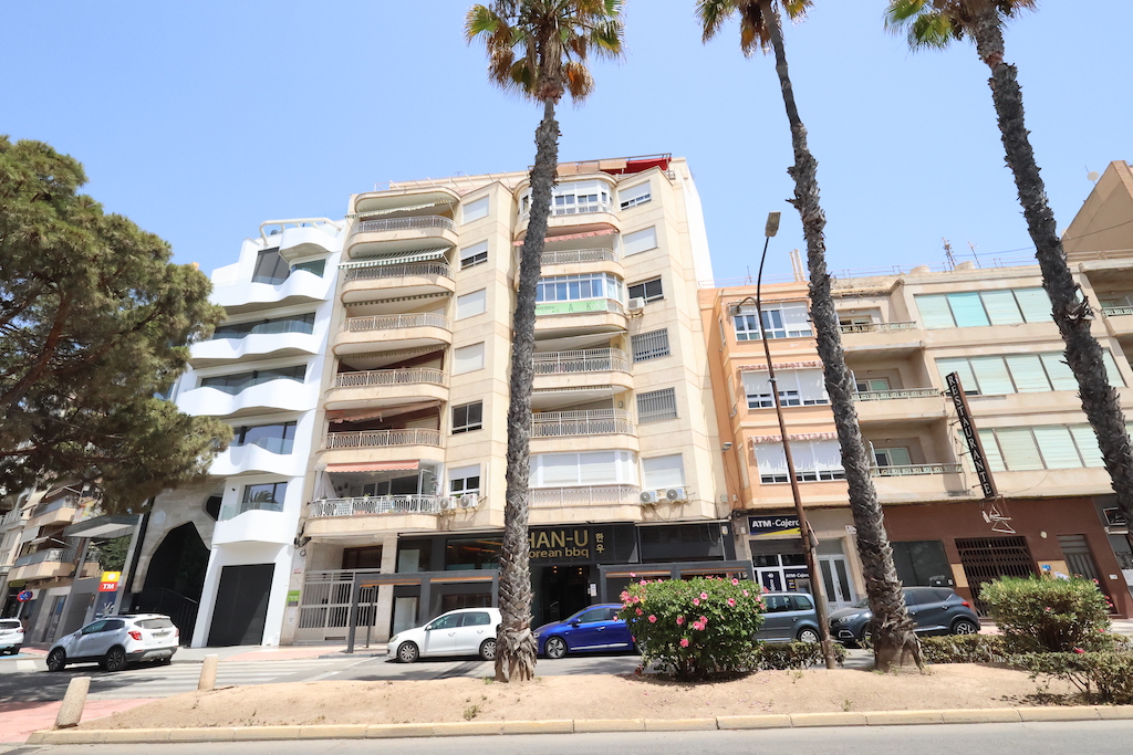 APARTAMENTO REFORMADO CON VISTAS DESPEJADAS FRENTE AL PUERTO DE TORREVIEJA: LISTO PARA VIVIR O INVERTIR