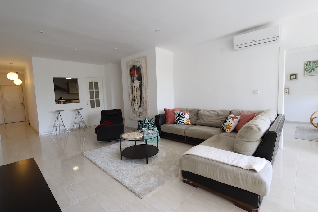 APARTAMENTO REFORMADO CON VISTAS DESPEJADAS FRENTE AL PUERTO DE TORREVIEJA: LISTO PARA VIVIR O INVERTIR