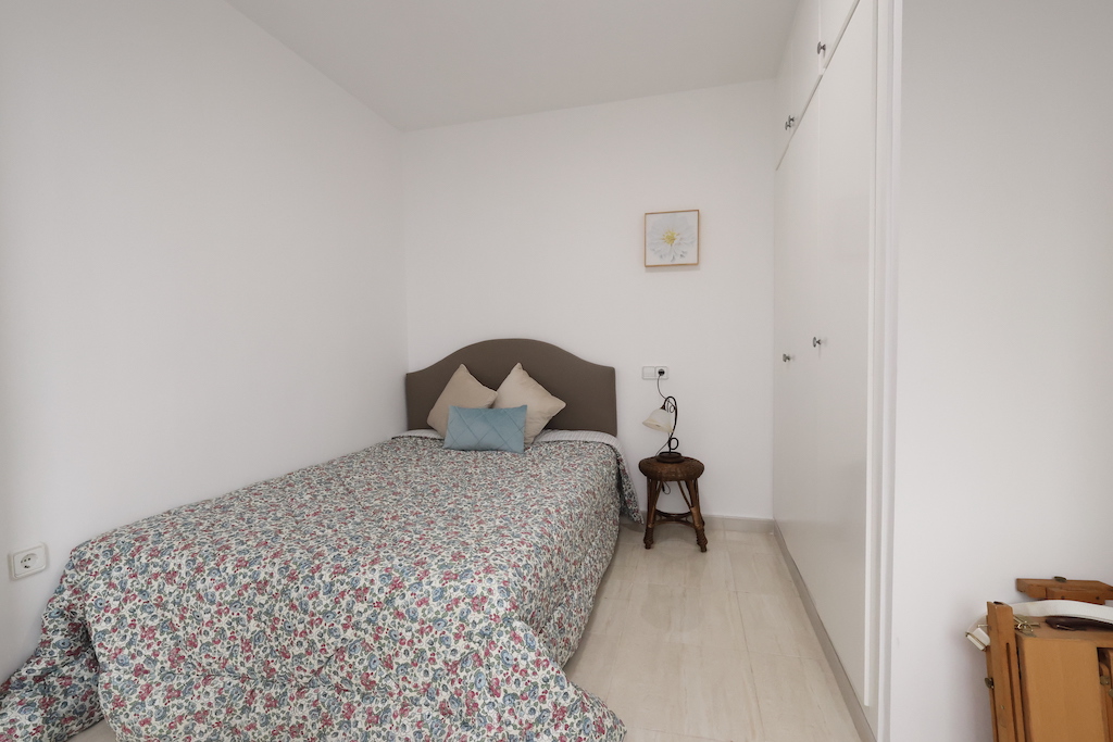 APARTAMENTO REFORMADO CON VISTAS DESPEJADAS FRENTE AL PUERTO DE TORREVIEJA: LISTO PARA VIVIR O INVERTIR