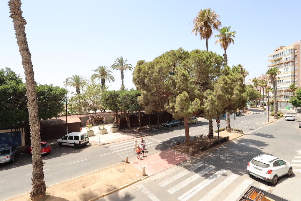 RENOVIERTE WOHNUNG MIT FREIEM BLICK VOR DEM HAFEN VON TORREVIEJA: BEREIT ZUM WOHNEN ODER INVESTIEREN