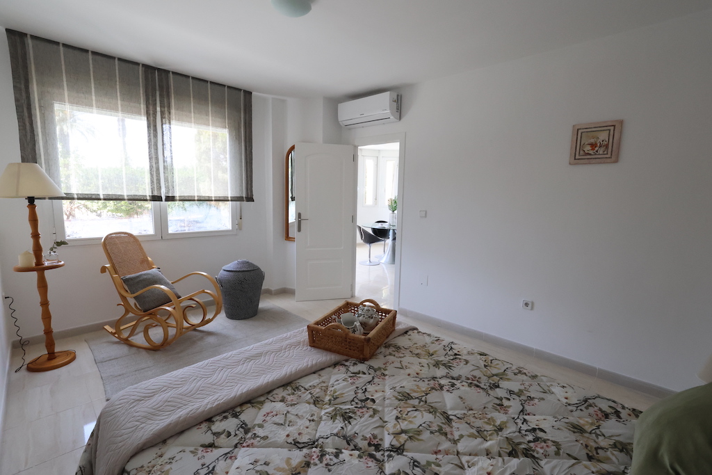 GERENOVEERD APPARTEMENT MET VRIJ UITZICHT TEGENOVER DE HAVEN VAN TORREVIEJA: KLAAR OM IN TE WONEN OF IN TE INVESTEREN